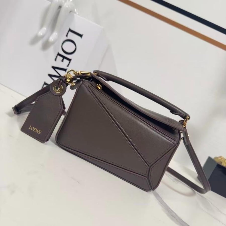 حقيبة لويفي فيذرلايت بازل 24 سم – Loewe