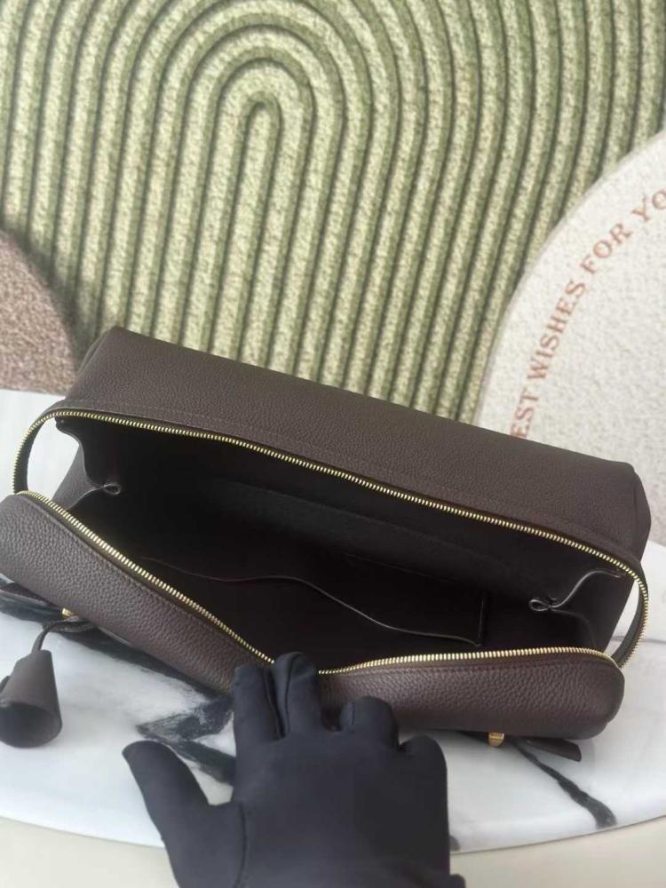Loro Piana Extra Softy Bag L33 – حقيبة لورو بيان فاخرة بتصميم ناعم وأنيق