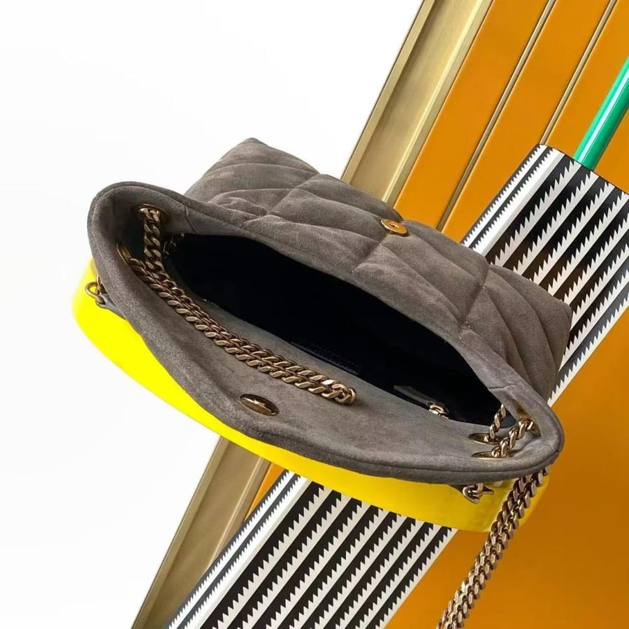 : حقيبة سان لوران توي بافر بجلد الشمواه الرمادي Saint Laurent Toy Puffer 29 x 17 x 11 cm