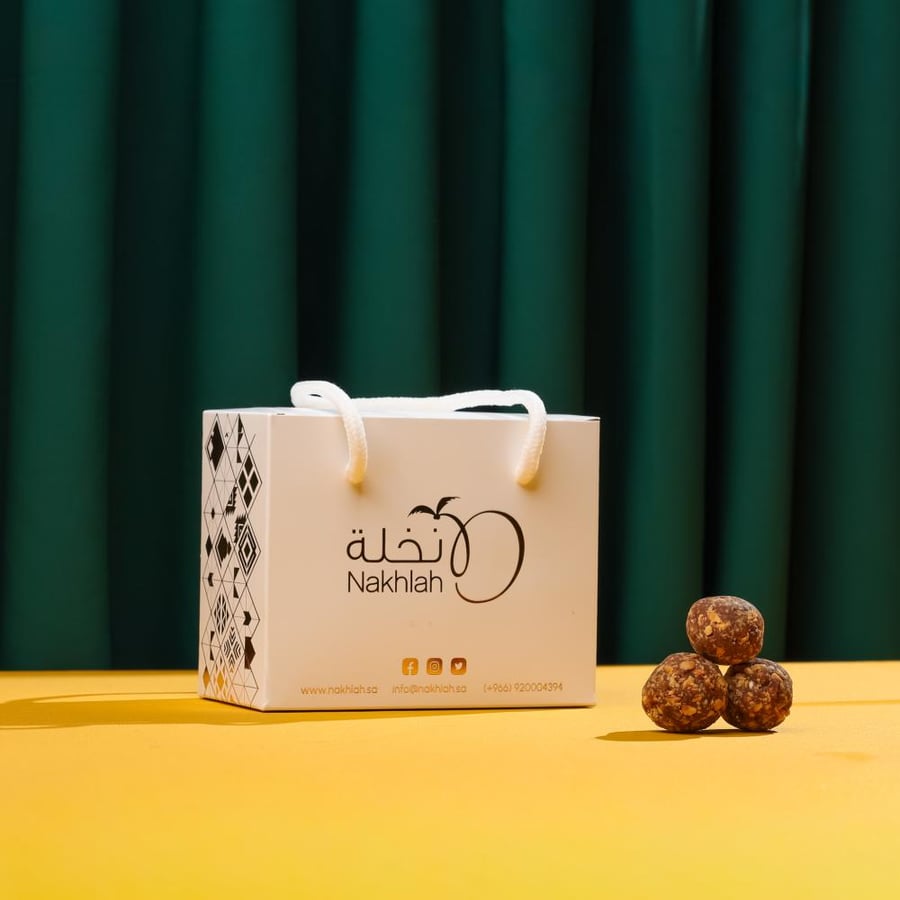 كرات التمر بالشوكولاته والبندق - نصف كيلو