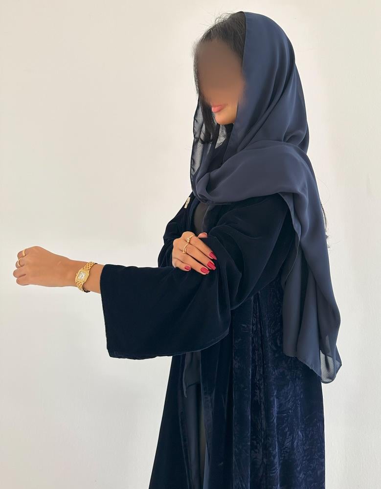 مخمل كحلي مع مخمل جاكار في الجوانب نص كلوش