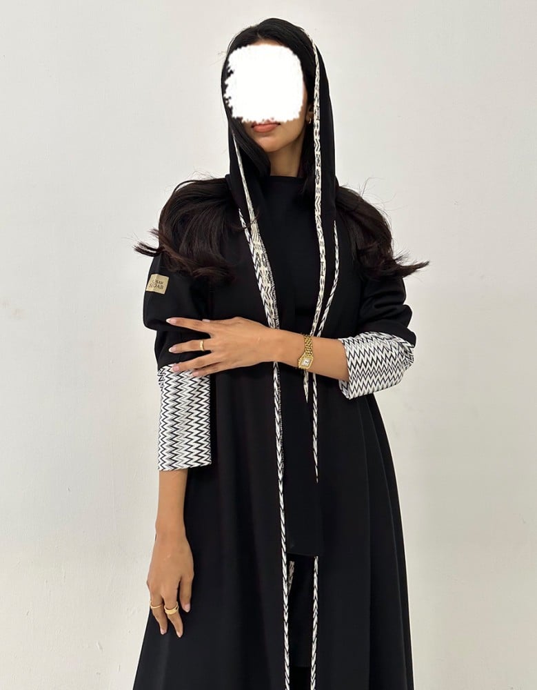 جوخ اسود مع سدو أبيض كلوش