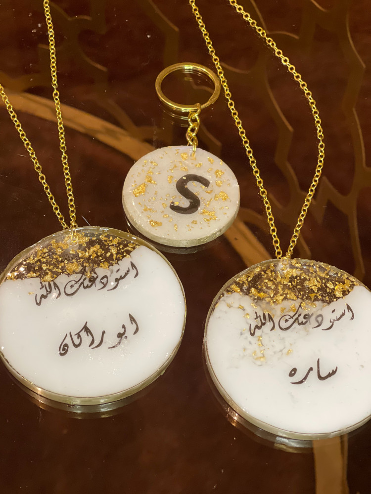 تعليقة سيارة مع ميدالية