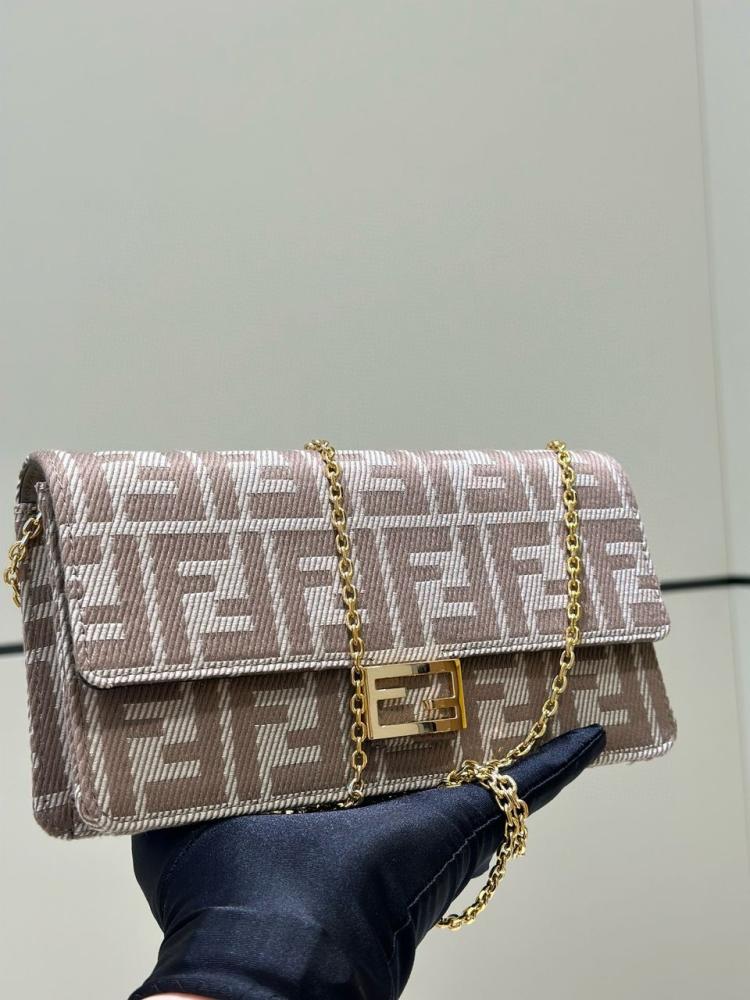 BAGFN1-Fendi Baguette chain wallet