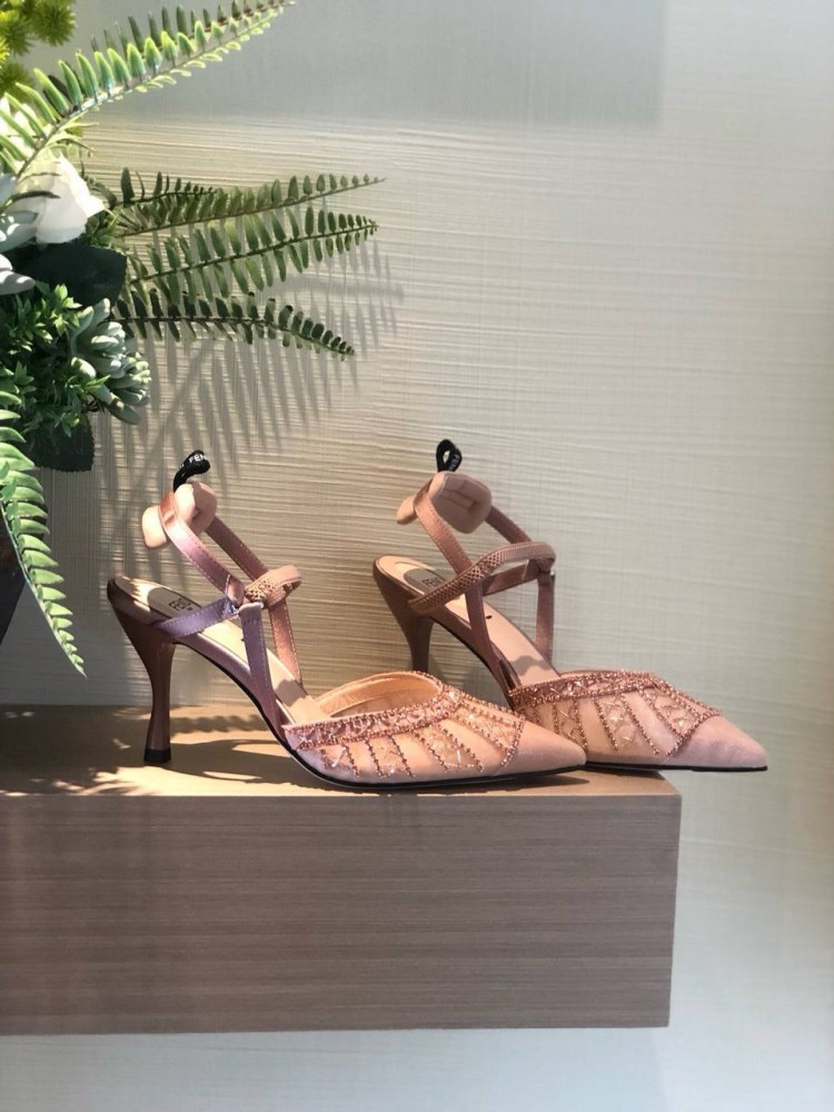 كعب Fendi