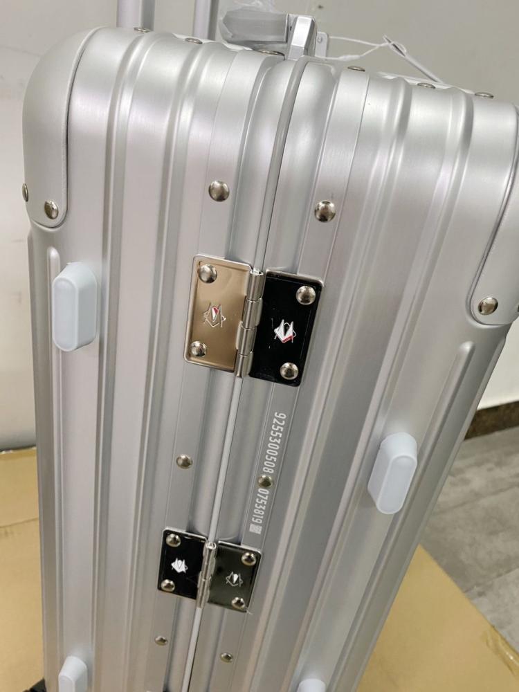 شنطة سفر rimowa carry on مقاس 40