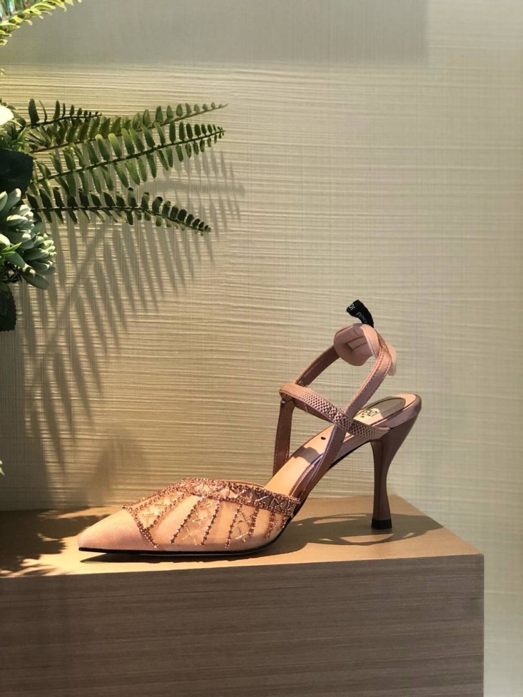 كعب Fendi