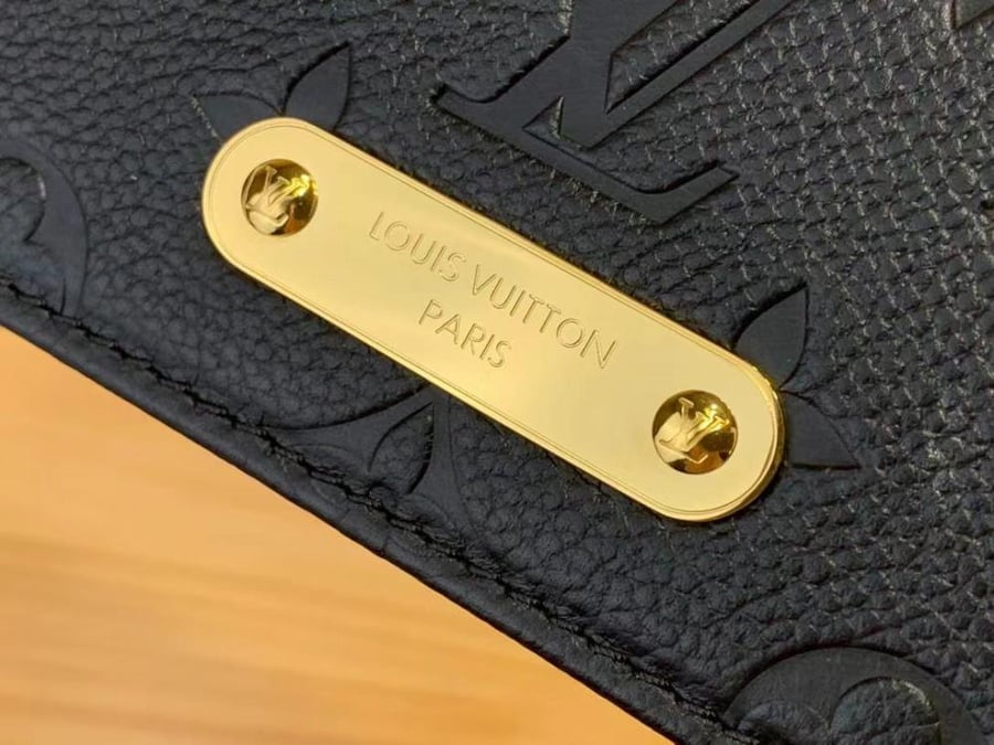LV LILY POUCH
