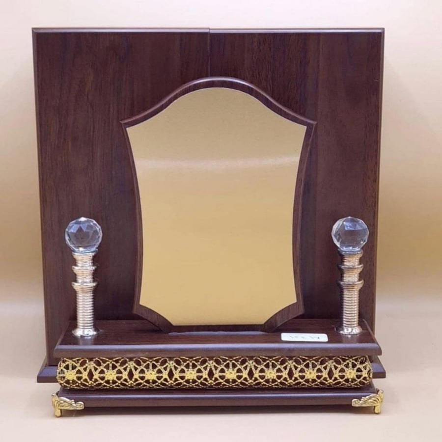 Print gilded wooden souvenir shield with box