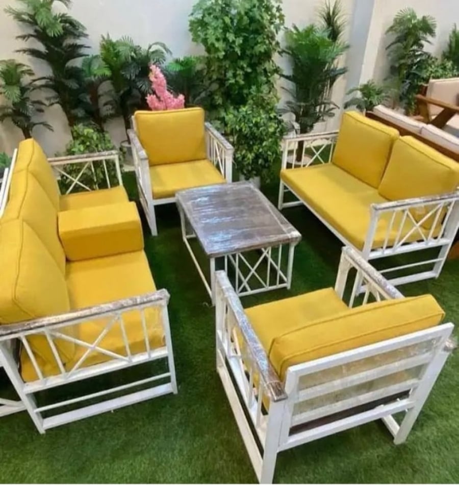 A white iron sitting set with wood for seven people (architectural)