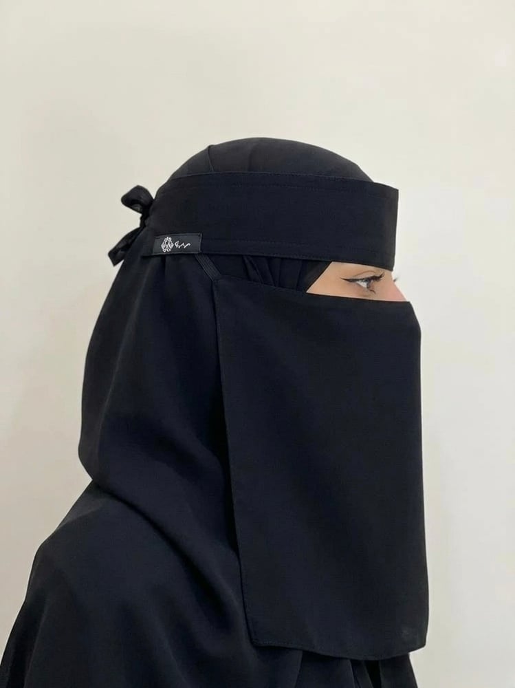 نقاب وسط مطاط مايل مقوى