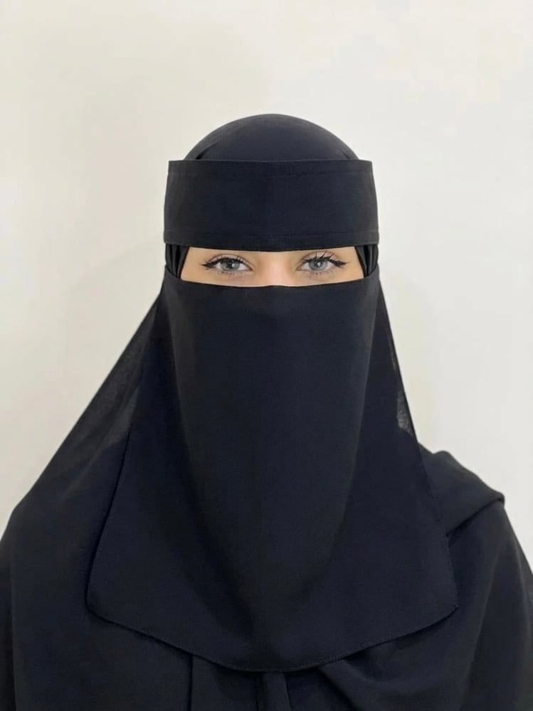 نقاب وسط مطاط مايل مقوى