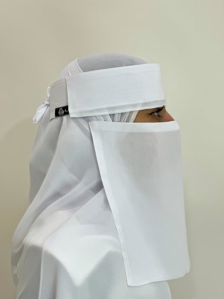 نقاب غطوه وسط مطاط مائل ابيض مقوى