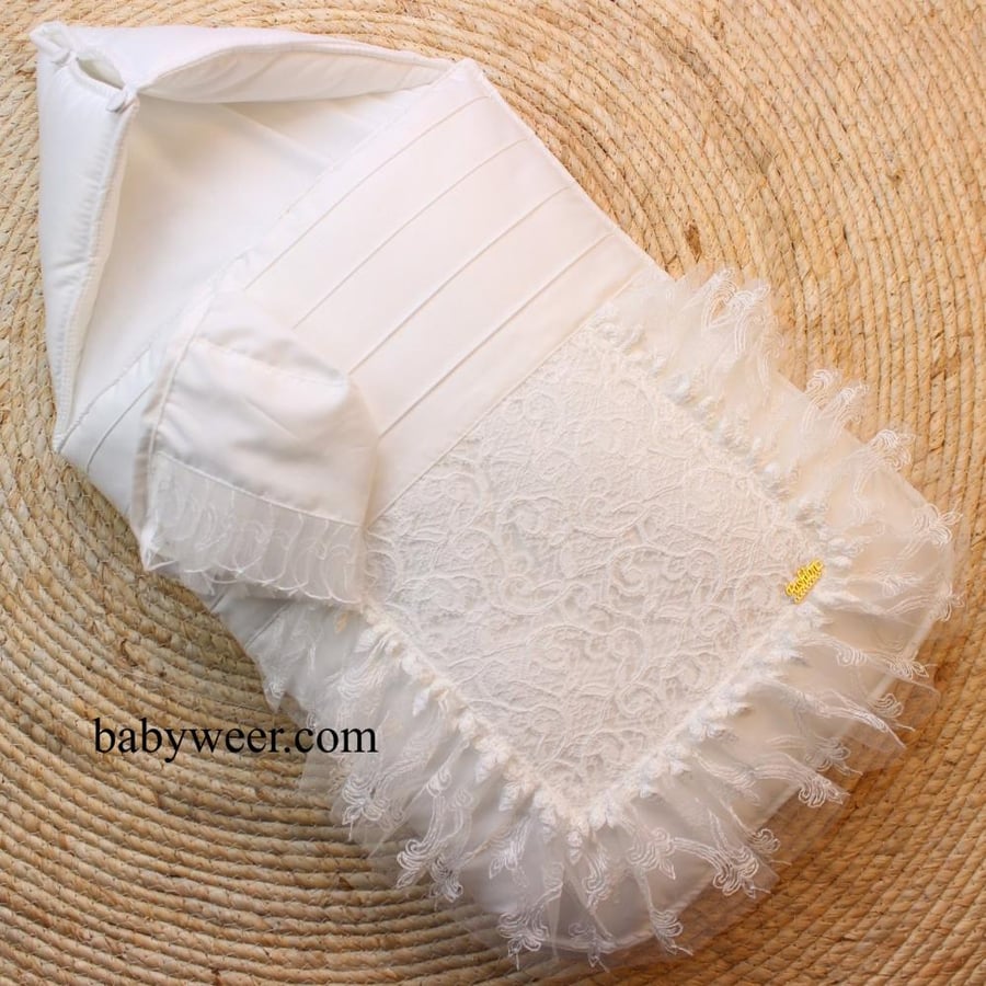 2-piece reception sack with ruffled edges
