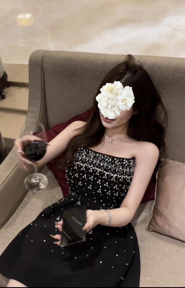 فستان قصير مزيّن بالكريستالات