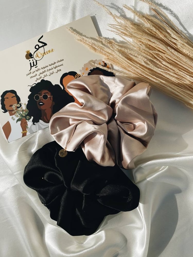 ربطات شعر ساتان ناعم درجة اولى حجم جامبو متوفره بلونين اسود او سكري