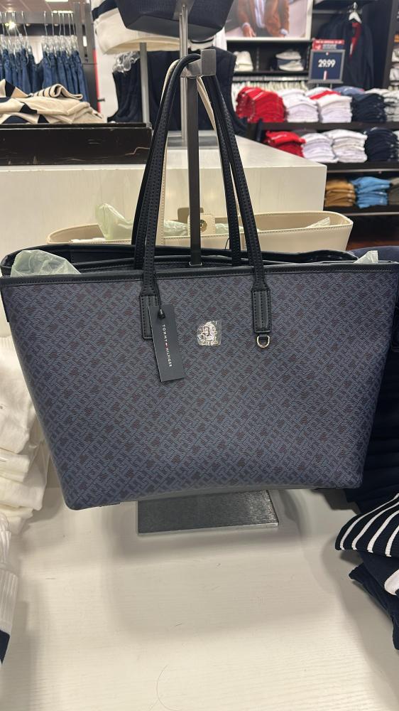 شنطه توت من تومي هيلفقر
