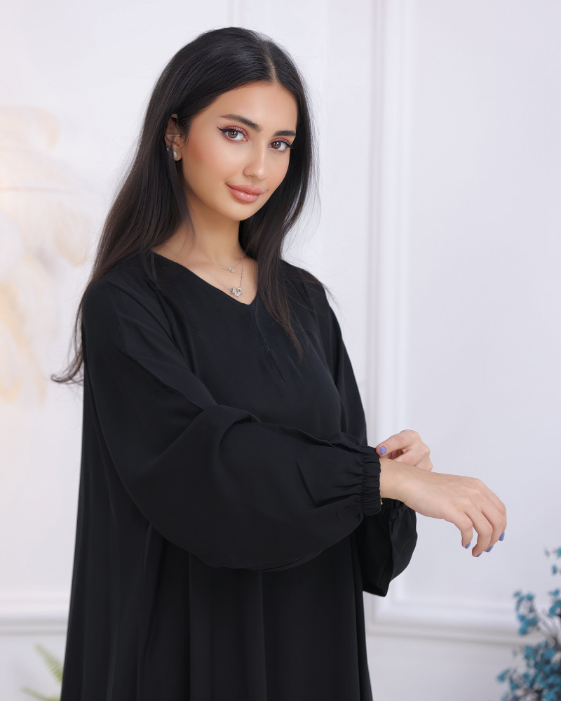 A closed abaya from the front with a zipper