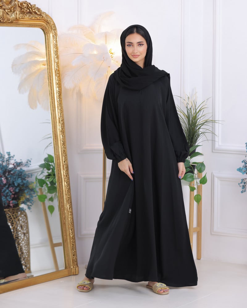 A closed abaya from the front with a zipper
