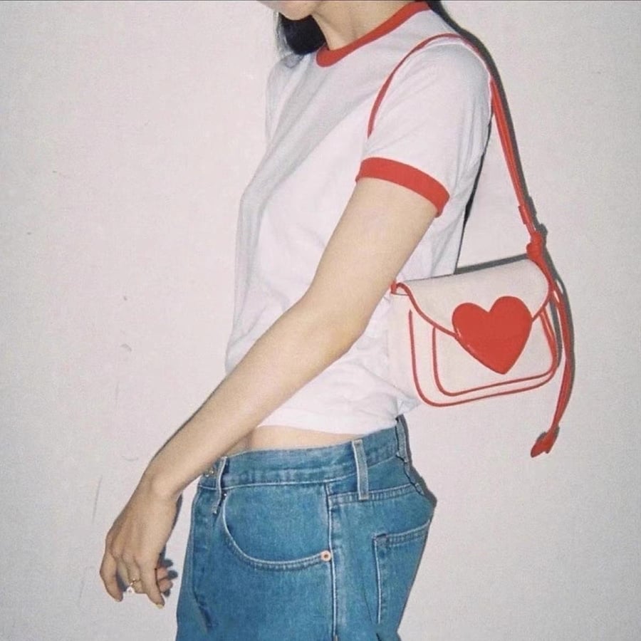 شنطة على شكل قلب