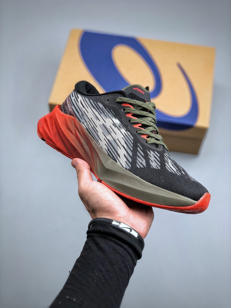 ASICS Novablast 3