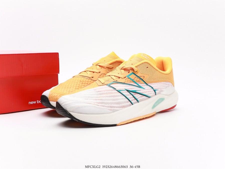 ‏New Balance FuelCell RC