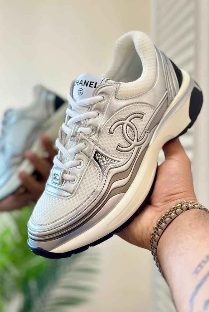 CHANEL CC LOGO METALLIC TRAINER (WHITE/GOLD)