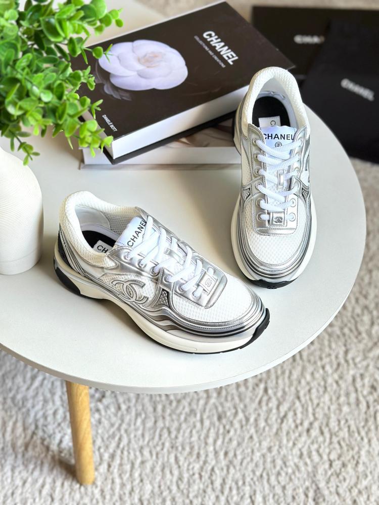 CHANEL CC LOGO METALLIC TRAINER (WHITE/GOLD)