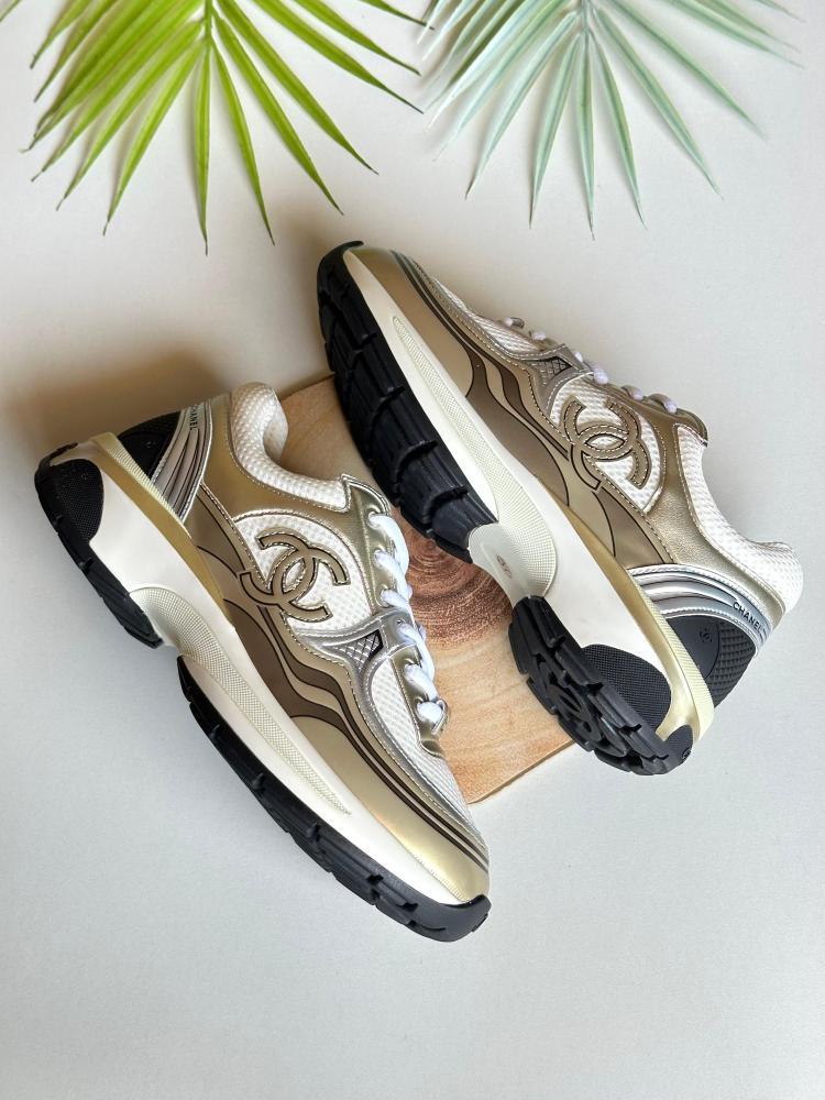 CHANEL CC LOGO METALLIC TRAINER (WHITE/GOLD)