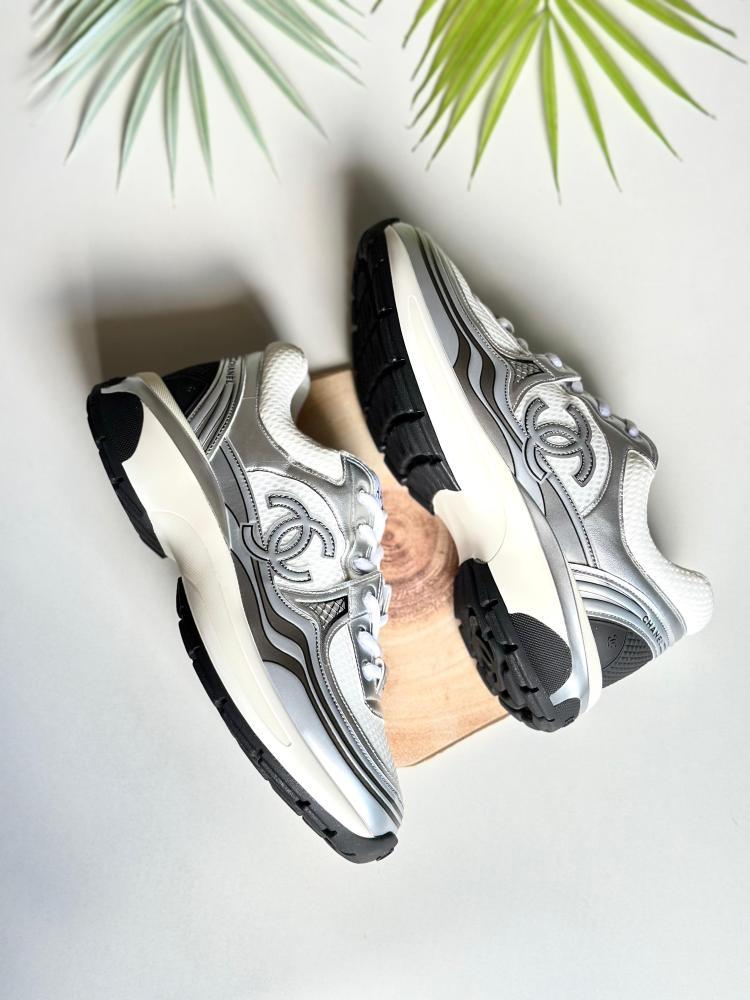 CHANEL CC LOGO METALLIC TRAINER (WHITE/GOLD)