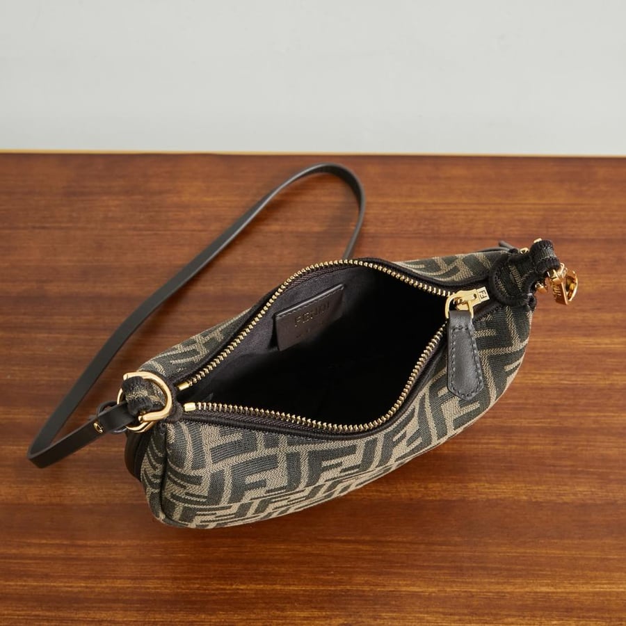 Fendi Fendigraphy فيندي حقيبة بمقاس ميني لون بني