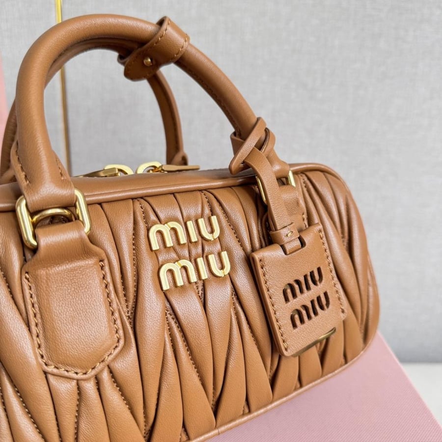 Miu Miu ميوميو أركادي ماتلاسيه حجم ميني لون جملي