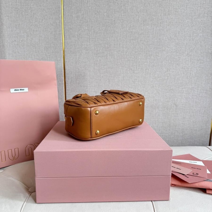 Miu Miu ميوميو أركادي ماتلاسيه حجم ميني لون جملي