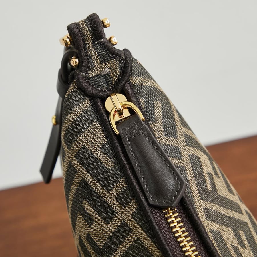 Fendi Fendigraphy فيندي حقيبة بمقاس ميني لون بني