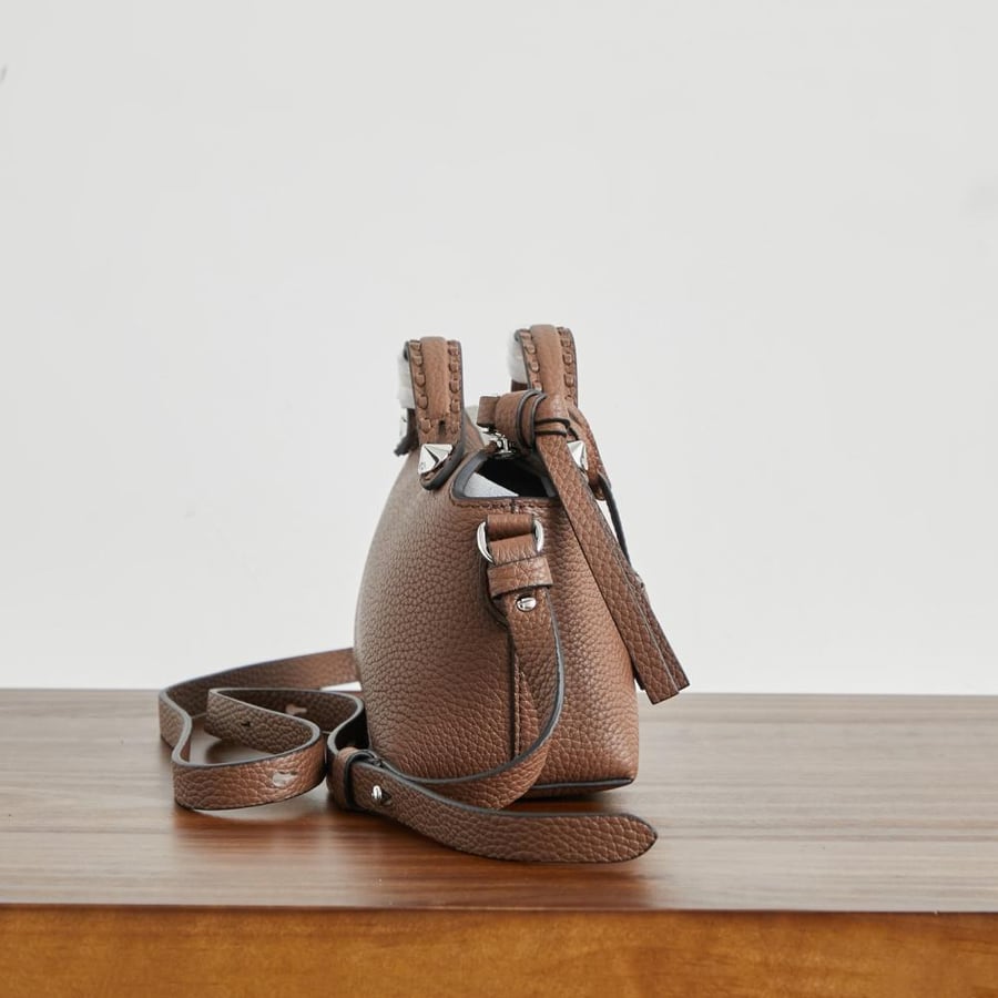 Fendi by the way Selleria فيندي باي ذا واي سيليريا حقيبة صغيرة لون بني