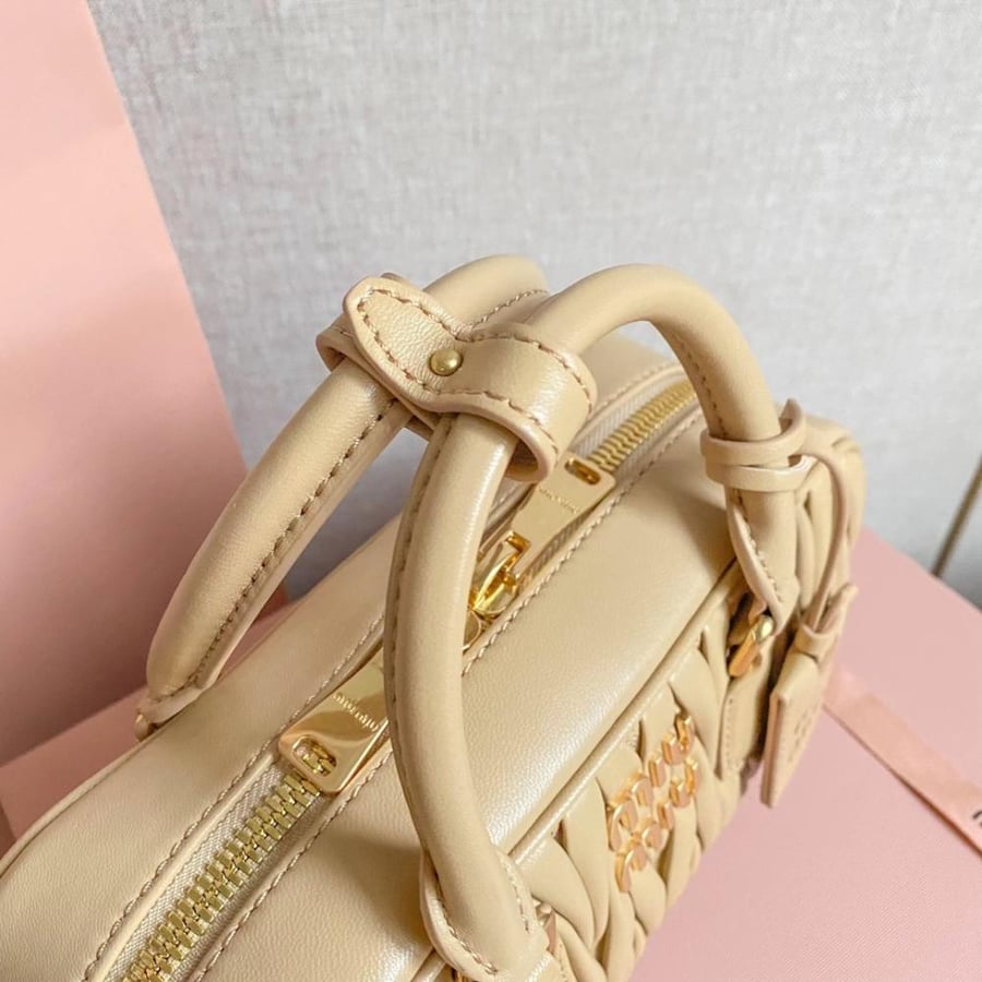 Miu Miu ميوميو أركادي ماتلاسيه حجم ميني لون بيج