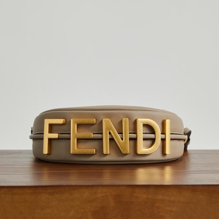 Fendi Fendigraphy فيندي حقيبة جلد بمقاس ميني لون بيج