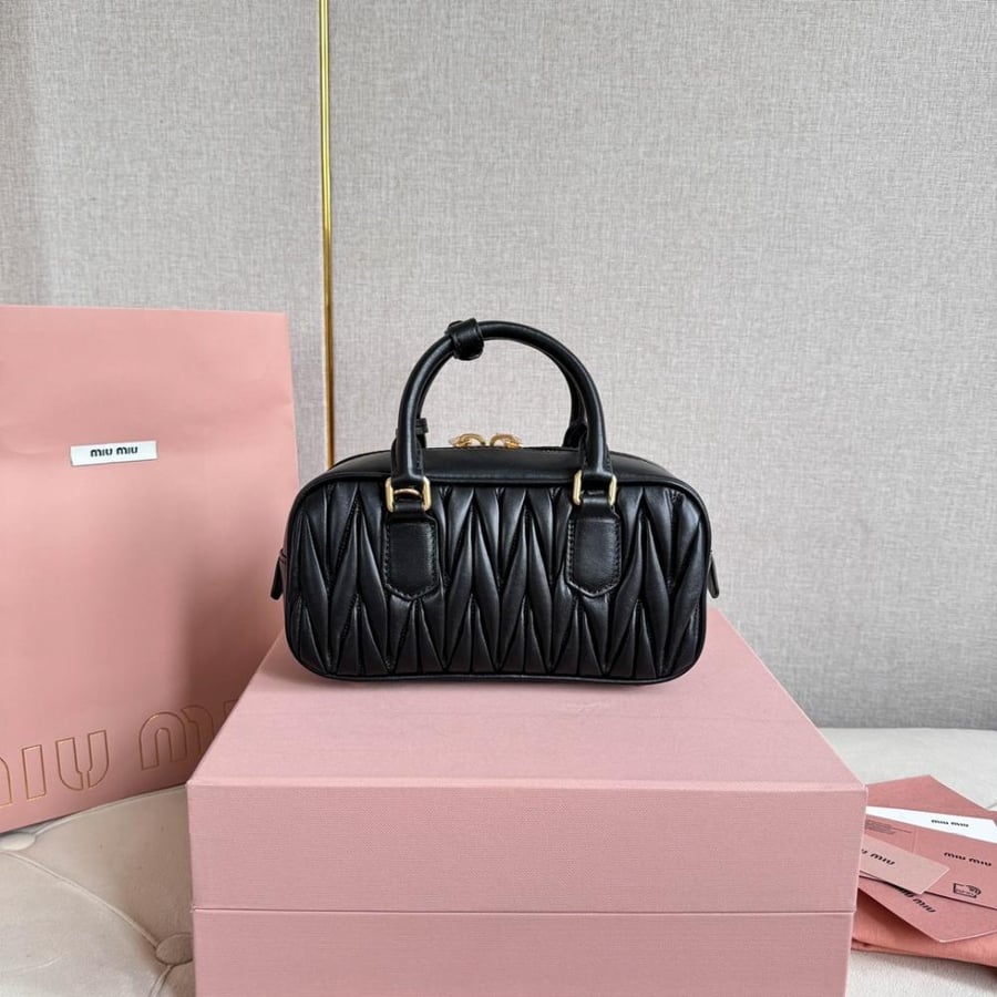 Miu Miu ميوميو أركادي ماتلاسيه حجم ميني