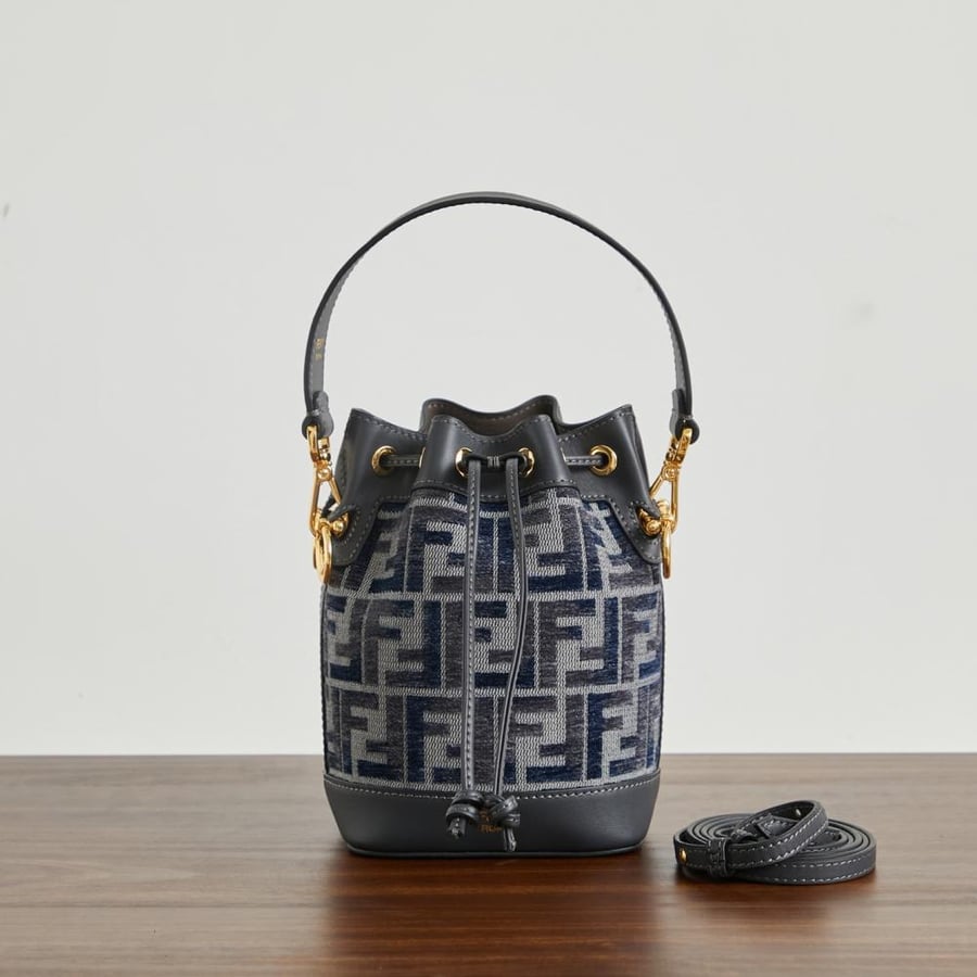 Fendi Mon Tresor فيندي حقيبة مقاس ميني ولون أزرق