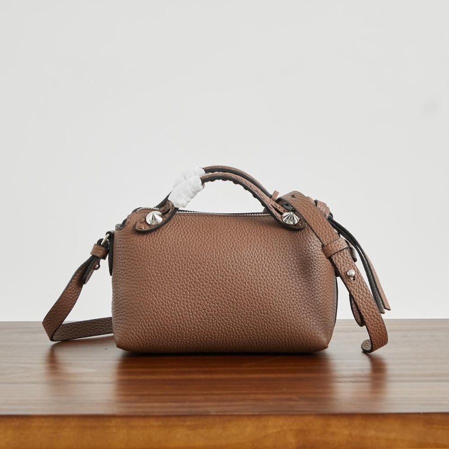 Fendi by the way Selleria فيندي باي ذا واي سيليريا حقيبة صغيرة لون بني