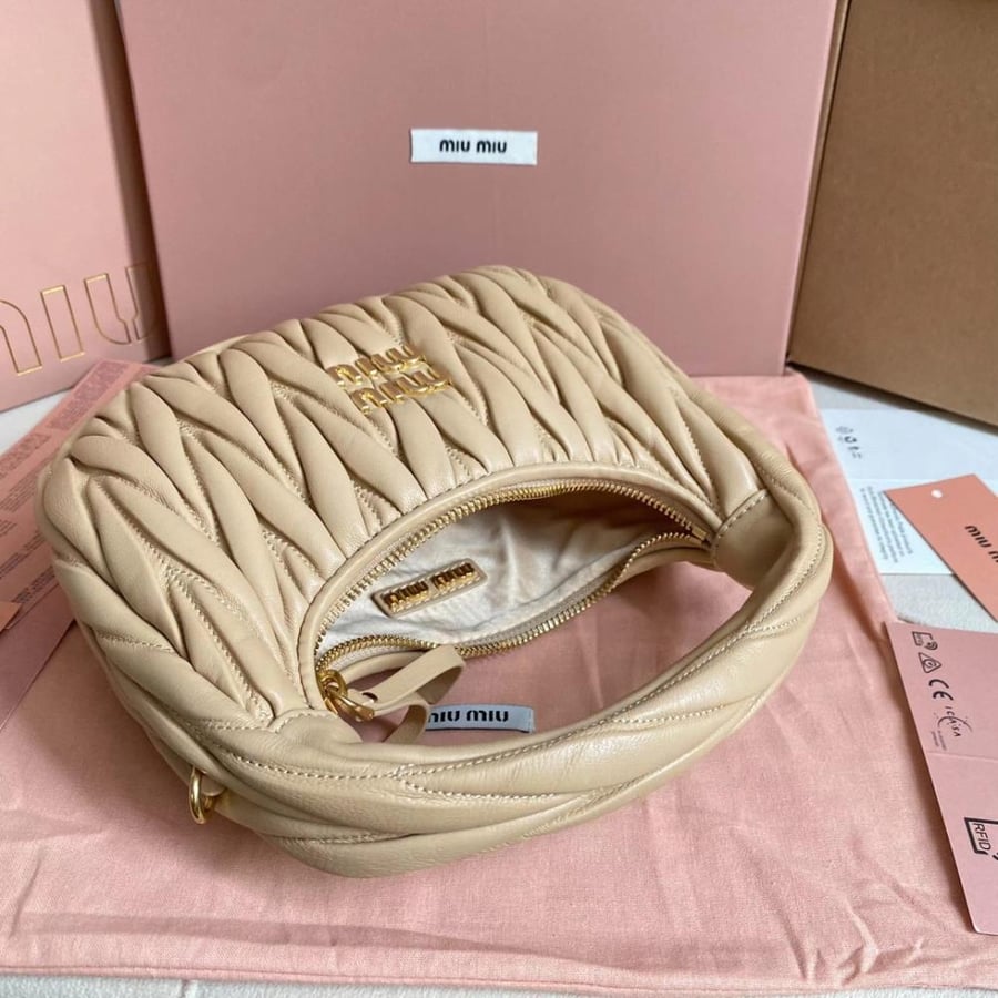 Miu Miu ميوميو واندر حقيبة صغيرة لون بيج