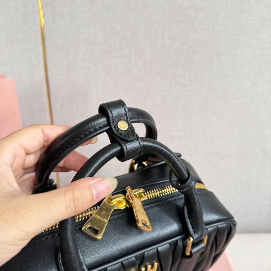 Miu Miu ميوميو أركادي ماتلاسيه حجم ميني