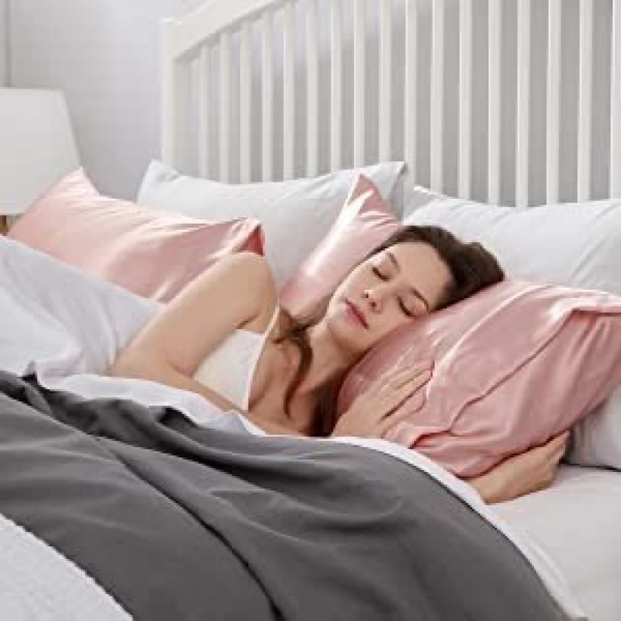 Pillow cover made of soft satin (piece)