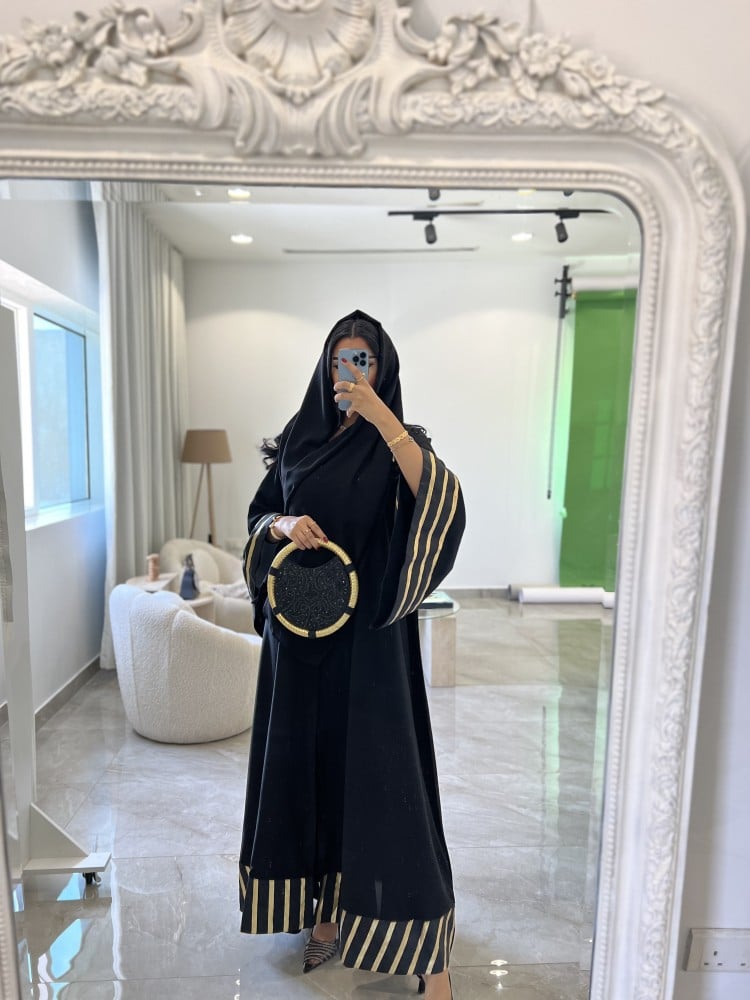 كريب اسود شانتون مخطط من الاكمام ذهبي واسع قصة نص كولش + طرحة اسود