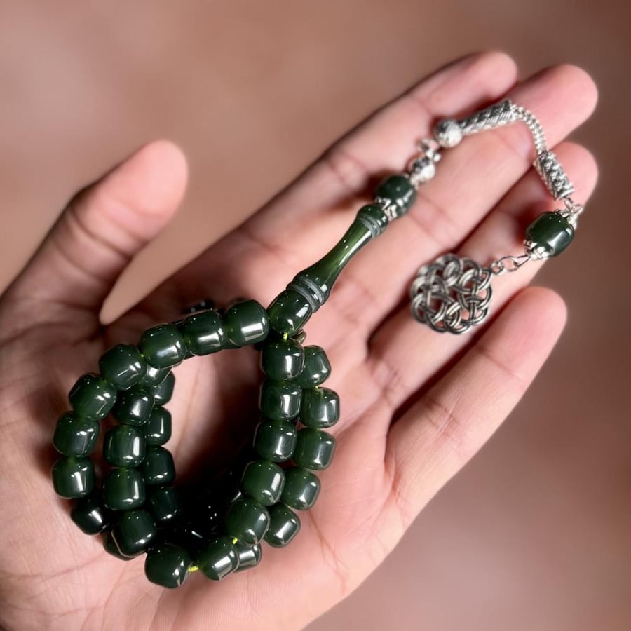 سبحة باللون الاخضر الزيتي