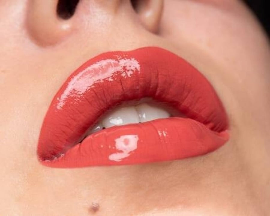 أحمر شفاه سائل مع ملمع شفاه عالى اللمعان 2×1 درجة 04 لايف جولز - نيكس