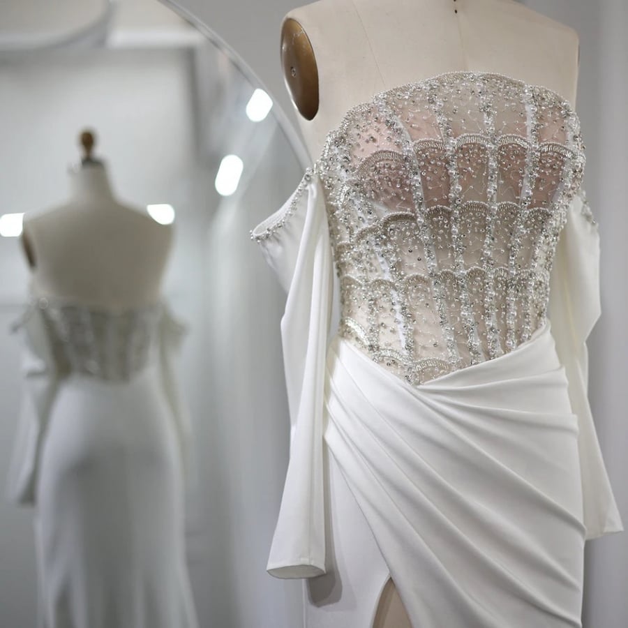 Dress with delicate embroidery