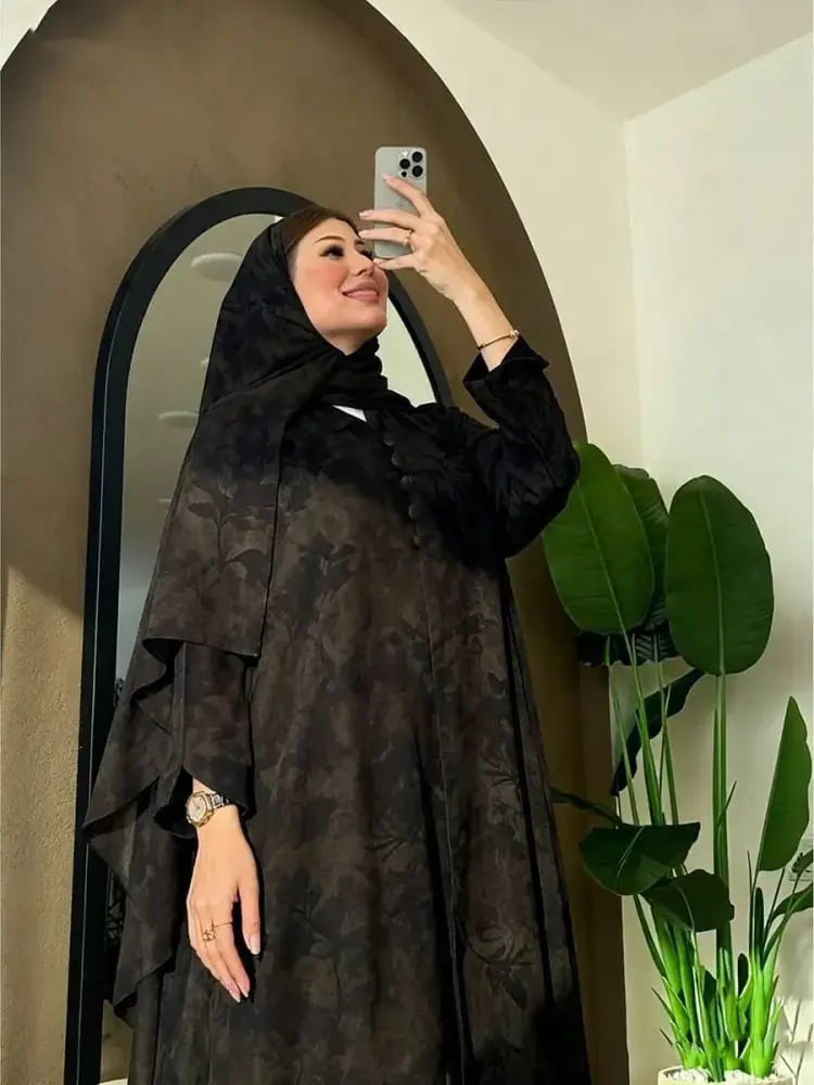 عباءة نسائية أنيقة