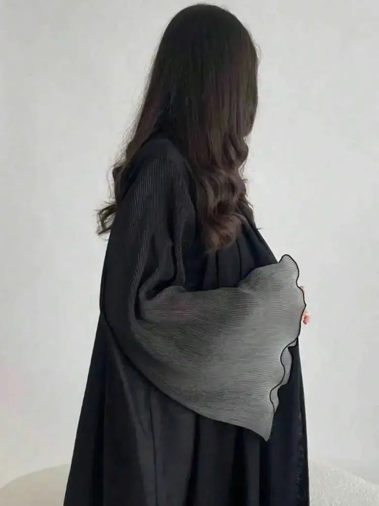 عباءة طويلة سوداء