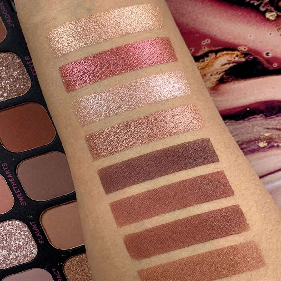 درجات باليت ظلال عيون Revolution Forever Flawless لقطة ثالثة